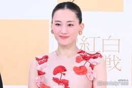 【紅白リハ3日目】綾瀬はるか、花柄ノースリドレス姿 6年ぶり司会での変化明かす 画像