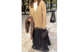 きれい色ニットで着映える！冬のモノトーンを軽やかに見せるフェミニンな装い【40代の毎日コーデ】