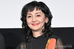 南果歩、大胆スリットドレスから圧巻美脚「大人の魅力」「脚の長さ際立つ」と反響