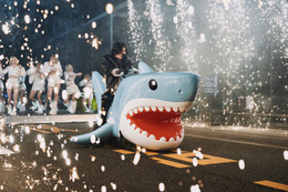 【紅白本番】米津玄師、電話ボックス登場・サメでの疾走…「チェンソーマン」ネタ満載 HANAも登場でSNS驚き「ハイライト多すぎ」「最高の組み合わせ」 画像