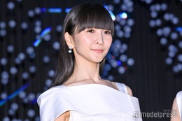 Perfumeかしゆか、ベアトップ・ミニドレス…圧巻スタイル際立つ年末衣装続々公開「美しすぎてため息が出る」「神々しい」と反響殺到