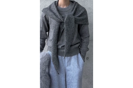 大人のグレーワントーンスタイル。異素材アイテムミックスが決めて【40代の毎日コーデ】