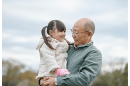 年1回だけ交流する祖父と孫　孫が祖父の薄い髪を触りドキッ！？　予想外の反応に「嬉しかった」 画像