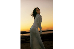 磯山さやか、魅惑の美ボディラインにドキッ！ケアンズの夕暮れのビーチでニッコリ 画像