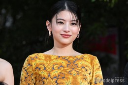 出口夏希、美スタイル際立つノースリドレス姿披露「理想のウエスト」「スタイル抜群」の声