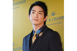 前田公輝、雰囲気ガラリのブルーヘアSHOTにファンうっとり「ほんとカッコイイ」「お美しい…」