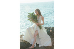 乃木坂46梅澤美波、夜景前に凛とした表情・美脚輝く“崖ドレス”…2nd写真集裏表紙カット解禁【透明な覚悟】 画像