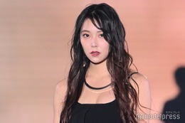元NMB48白間美瑠、美脚スラリのミニ丈ボトムス姿公開「スタイル抜群」「圧倒的な脚の長さ」と反響 画像