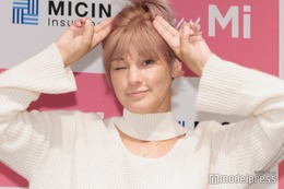 “出会って10日婚”梅宮アンナ、夫とのモルディブハネムーンショット公開「ラブラブすぎる」「見てるだけで幸せ」の声 画像