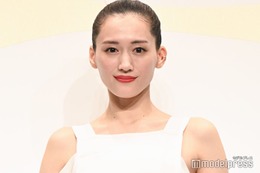 綾瀬はるか「紅白」オフショット公開 美スタイル輝くノースリドレス姿に「圧倒される美しさ」「エレガントで素敵」と反響
