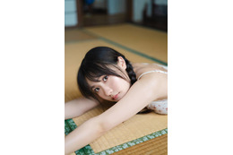 坂倉花、ヘルシーな肌見せ姿で畳にごろん！バリエーション豊かな衣装で新たな魅力が光る