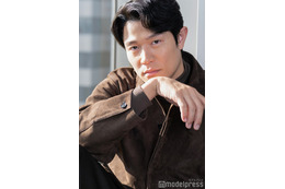 鈴木亮平、“前代未聞の一人二役”徹底した役作り 戸田恵梨香と現場で大切にしたこと「戸田さんじゃないとあの役はできなかった」【日曜劇場「リブート」インタビュー】