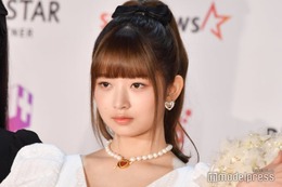 IVEレイ、美肩＆デコルテ大胆披露のワンショルドレス姿が話題「息を呑む美しさ」「オーラが半端ない」 画像