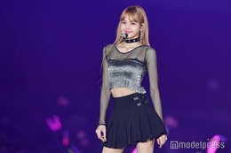 BLACKPINKリサ、全身シースルードレスで美スタイル透ける「凄い衣装」「異次元のオーラ」と反響