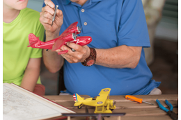 おもちゃが動かず落ち込む5歳孫。すると祖父が説明書を読み…！？「孫は満面の笑み」 画像