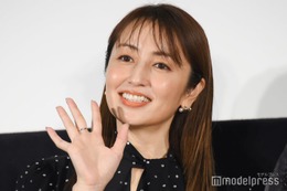 矢田亜希子、ノースリーブベストで素肌際立つ「上級者コーデ」「大人カジュアル素敵」と反響