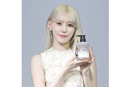 宮脇咲良、美デコルテあらわの純白ドレス姿にファンうっとり「プリンセスすぎ」「すごく綺麗」