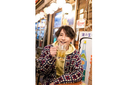 陳内将、ジョッキを持ってにっこり！「乾杯」をテーマにした1冊でファンに愛と労い届ける