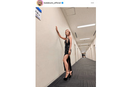 倖田來未、スリットから引き締まった美脚がチラリ！衣装SHOTに絶賛の声「綺麗すぎます」「美しい」