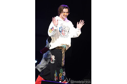 「今日好き」今井暖大、メガネずらしにキュン ポンパドール×ヒョウ柄ベルト姿に「イケイケ」「かっこよすぎ」と反響【学生ランウェイ】