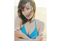 櫻坂46松田里奈、夕日に照らされたビーチで水着姿披露 1st写真集封入特典解禁【まつりの時間】 画像