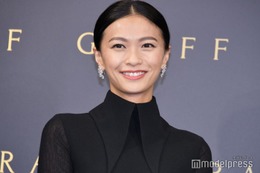 榮倉奈々、美脚際立つトレーニングウェア姿で懸垂披露「すごすぎる」「スタイル抜群」と反響 画像