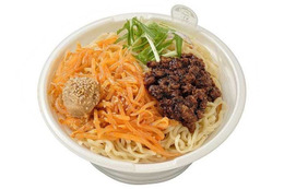 セブン、完全予約制人気店「飯田商店」監修の“担々麺”発表 味変楽しめる一杯に 画像