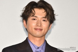 白洲迅、左手薬指に指輪キラリ 浅草散策ショットにファン悶絶「かっこよすぎる」「幸せのおすそ分けを貰った気がする」