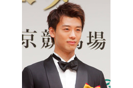 竹内涼真、主演ドラマ『再会』“淳一”のモノクロSHOTに「カッコ良すぎ」「見た瞬間グッと来た」