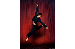 羽生結弦、高い跳躍で際立つ圧巻の肉体美！最新写真集『羽』収録の先行カット公開