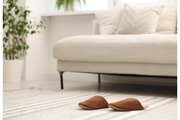 休日の朝…ソファの上にスリッパが2つ！？そっと並べた“意外な犯人”にほっこり 画像