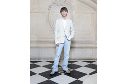 横浜流星、シルバーヘアで雰囲気一変 吉沢亮・北村匠海ら「ディオール」ウィンターコレクション登場