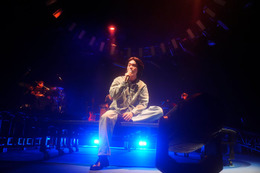 菅田将暉、17曲で魅せた現在地と音楽活動10周年に向けた決意表明 弟・こっちのけんと“ギリギリダンス”披露も【ライブレポ／セットリスト】