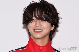 timelesz寺西拓人、前髪あり×赤ジャージ姿で“天才起業家ビジュ”を再現 スマホなしで暮らせるのは「1日が限界」【迷宮のしおり】