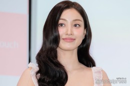 TWICEジヒョ、美ウエスト際立つ“へそチラ”コーデ披露「腹筋が綺麗」「くびれ凄い」の声 画像