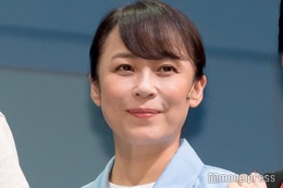 佐藤仁美、電車内での変装ショットに反響「普通に乗っててびっくり」「オーラ隠せてない」 画像
