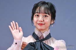 山之内すず「なれないスカート」貴重なミニスカ×タイツコーデ披露「レア」「着こなしが格好良い」の声