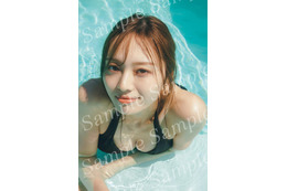 乃木坂46梅澤美波、リゾートプールで上⽬遣い 2nd写真集封入ポストカード第2弾公開【透明な覚悟】 画像