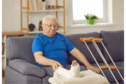 仕事で骨折した祖父…孫の一言「じいじ、痛いんだよね」に涙→孫が取った行動に「大喜び」 画像