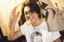 伊藤健太郎、少年のような屈託のない笑顔にドキッ！沖縄を舞台に素の表情が満載