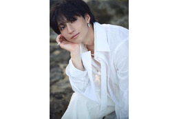注目の若手俳優・志賀李玖、スタイリッシュな白シャツSHOT披露！初の写真集は魅力あふれる1冊に