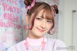 しなこ、シアーニーハイソックスで美脚際立つ “天使”フォトに「可愛すぎる」「スタイル最高」と反響 画像