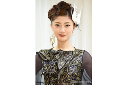 元Berryz工房・熊井友理奈「長身夫婦」モデル夫との2ショットに驚きの声「異次元のスタイル」「雑誌の表紙みたい」 画像