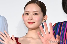 畑芽育、美デコルテ際立つ純白ノースリドレス姿「圧倒的な美しさ」「オーラが半端ない」の声