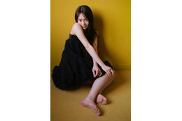 AKB48の新エース・伊藤百花、ほっそり美肩際立つグラビアを披露！万バズの“顔面力”で勝負