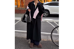 ユニクロニットを肩掛けで刺し色に。大人が楽しめるピンクの投入テク【40代の毎日コーデ】