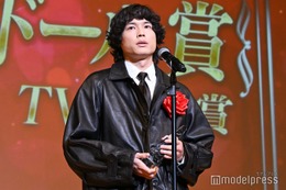 SixTONES松村北斗は「奇跡のような存在」サプライズゲストからの祝福に笑み溢れる【2026年エランドール賞】 画像