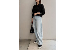 デニム×黒ニット。シンプルコーデなのに洗練見えのワケとは。【40代の毎日コーデ】