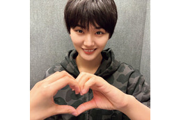 櫻坂46山崎天、男装で“撮影者”井上梨名にファンサ「櫻撮」先行カット解禁