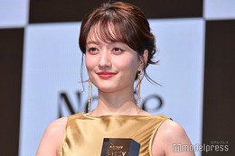 谷まりあ、ゴールド輝くノースリドレスで抜群スタイル マスク着用でも「目元で気付いてもらうことが多い」【Beauty of the year 2026】 画像